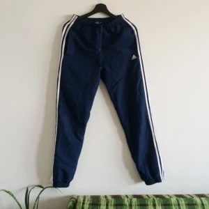  - 💙💙💙 Mörkblå Adidasbyxor strl XS unisex. En fläck (se sista bilden) som inte syns så tydligt pga att byxorna är så mörka. Kan skicka eller mötas i Stockholm. Köparen står för frakt. 🌀🌀🌀