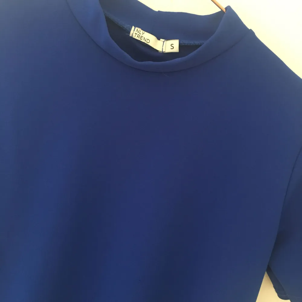T-shirtklänning från nly trend, snygg djupblå färg😍. Klänningar.