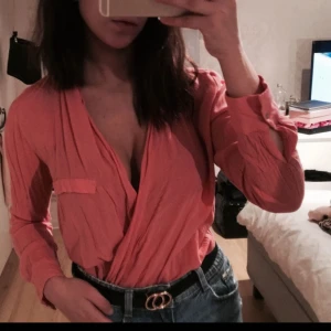  - Jätte fin blus och perfekt nu till våren och sommaren!