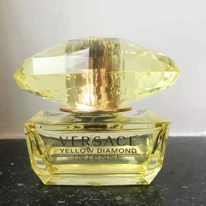 Parfym från Versace, Yellow Diamond 50 ml EDP.  Ca hälften kvar. Superfräsch, perfekt till sommaren och funkar dag som natt ✨💫⭐️  Frakt ingår i priset! 🌸