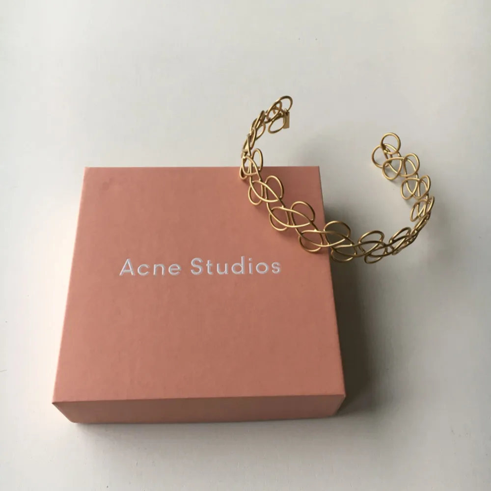 Så himla snyggt halsband från Acne studios i guld, helt ny skickas med ask och dustbag. 😍😍😍 passa på att fynda!! Sålde slut direkt! Snyggt till allt!  Eventuell frakt betalas av köparen😘😙✨✨♥️. Accessoarer.