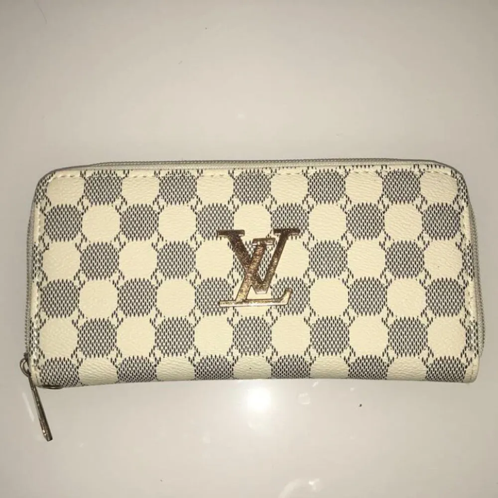 Säljer nu min Louis Vuitton plånbok då jag är i behov av pengar. Sparsamt använd.  Den är i måttet 19,5 x 10 x 2. . Väskor.