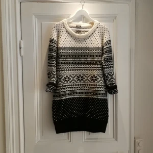  - Stickad klänning/lång tröja. Svart och vit  Bra skick