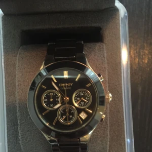  - Klocka från Donna Karen New York, DKNY. Orginalpris ca 2500kr. Extralänkar samt box medföljer. Batteri måste bytas. 