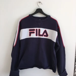  - FYND!! världens coolaste fila-tröja som jag önskar att jag använde mer. verkligen hur snygg och mysig som helst, perfekt på våren eller en sval sommarkväll. märkt  L  men passar även mig som har s/m, lite oversized. ni vill verkligen ha denna!!!  kan mötas upp i sthlm eller skicka mot fraktkostnad. glöm inte att kolla in mina andra kläder till salu :-)) 🌟