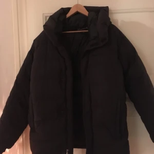  - Mörkblå (nästan svart) dunjacka från Marmot, väldigt varm och stor i storleken! Passar M-L! Nypris 6500 kr