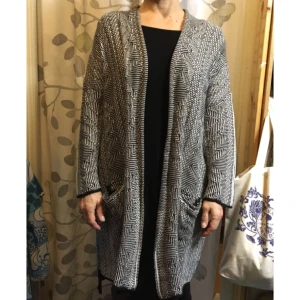  - Stickad cardigan från Åhléns. Sparsamt använd 