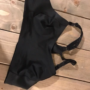  - Nike sport-bh.   Ta gärna en titt på mina andra annonser. Samfraktar vid köp av flera plagg.   Kläderna leveras tvättade. 