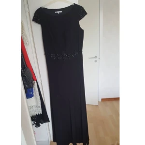  - Size: 42 Colour: Black Band: dynasty Worn once!