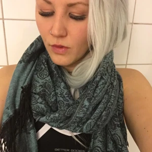  - Blå sjal med mönster i fint vävt tyg. 