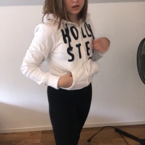  - Vit hoodie från HOLLISTER.  Pris kan alltid diskuteras oavsett plagg ! 