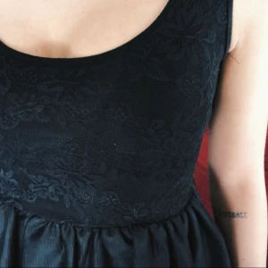  - Svart topp i spets och mesh-material. Superfin att matcha till jeans eller kjol. Dragkedjan i sidan är sönder så den går inte att dra ner, men det går att byta den. Det är dock inga problem att bara dra toppen över huvudet. Köparen betalar frakten. 