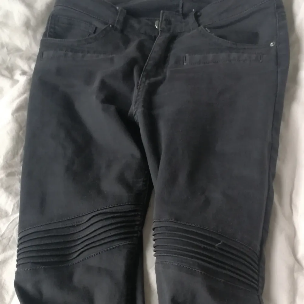 Snygga låga grå jeans med detaljer på knäet, se bild. Samt dragkedja vid de avsmalnande benen. . Jeans & Byxor.