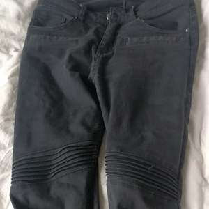 Snygga låga grå jeans med detaljer på knäet, se bild. Samt dragkedja vid de avsmalnande benen. 