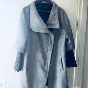  - Grå snygg kappa i storlek XL från zara. Jag är en 38:a och den har suttit supersnygg på mig lite oversize:) så skulle säga en medium-large