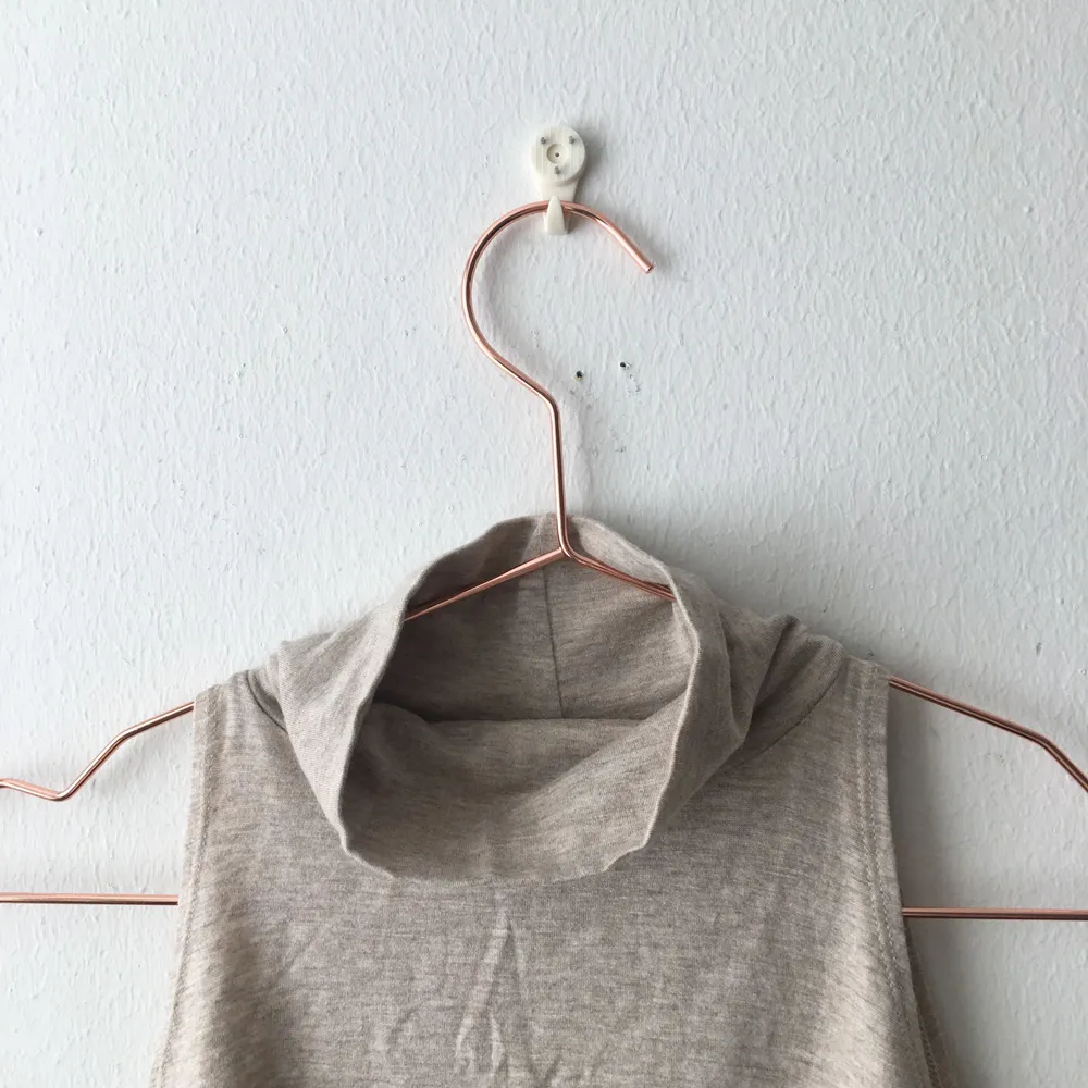 Beige turtleneck crop top från American Apparel. Toppar.