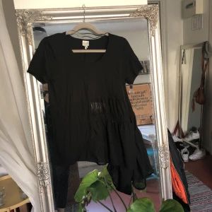  - T-shirt med en längre, transparent vänstersida. Aldrig använd. Kan mötas upp i Halmstad eller posta, då tillkommer frakt. 