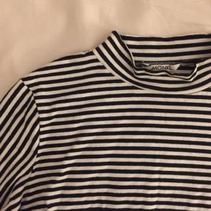  - Randig polo från Monki, använd 1 gång, som ny. Kan mötas upp i Stockholm området eller frakta :-)