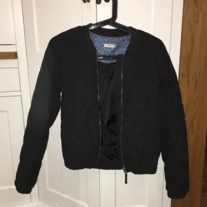  - Svart bomberjacka från Jacqueline de Yong i stl xs. Använd ett fåtal gånger, fint skick.