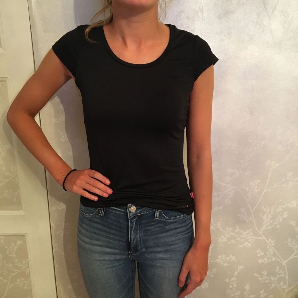 En fin och enkel träningströja från hunkemöller i bra och skön kvalité!! Köptes 300kr och säljs för 80. Skjortor.