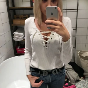  - En vit snörad tröja från ginatricot, fö mer bilder skriv kan mötas upp på Södermalm eller frakta (köparn står för frakten💘