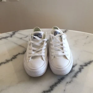  - Ett par vita Converse som är använda 1 gång! Köparen står för frakt på 90kr! Dom är hela o fina! 