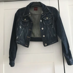  - Jeansjacka i mörkblått. Kortare modell. Fint skick. 