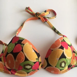  - Härlig frukt bikini som jag köpte i Spanien, den har lite push up i sig.🍇Kan mötas upp i innerstan Stockholm annars så tillkommer frakt🍉🍇🍓🍊🍌🍒🍋🍊🍐