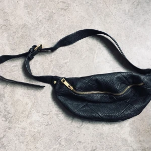  - Aldrig använd midjeväska från Gina Tricot.