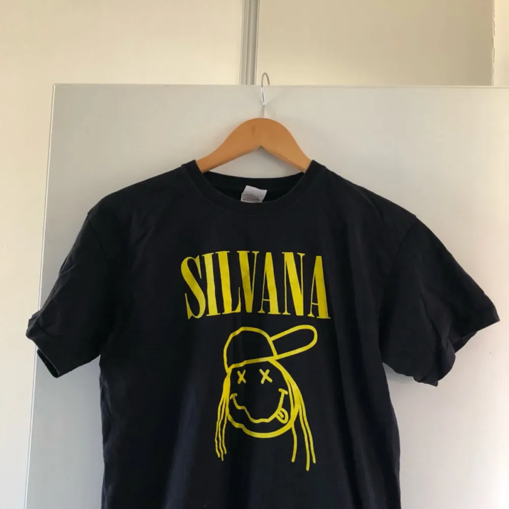 T-shirt med Silvana Imam-tryck framtill. Bra skick, använd fåtal gånger.  Leverans är inte inräknat i priset.. T-shirts.