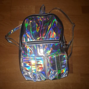  - Ball holografisk väska! Köpt här på plick och har några skåmor här och var men det syns inte mycket! 