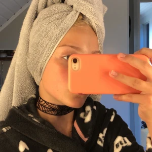 Halsband  - En svart, spindel shooker som man kan justera hur tajt den ska sitte runt halsen🕷