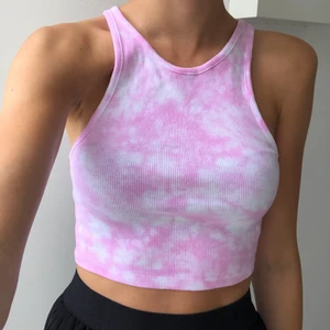 Tiedye linne 15: - Ett supersnyggt tie-dye färgat linne i en croppad modell. Har aldrig använt så det är nyskick. Frakt tillkommer på 25kr. Eftersom dessa linnen är väldigt populära och många vill köpa är det viktigt att man kan swisha direkt! :) se min profil för fler!! 