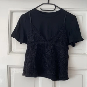 Svart tröja med linne på - Svart tröja med spetshund som sitter fast på