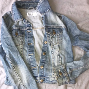 Jeansjacka från Flash - Kortare jeansjacka från Flash i storlek 32. Använd, men som ny 🌟 