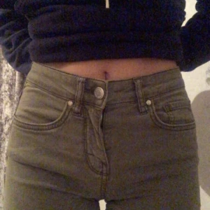 Gröna lågmidjade jeans - Jag säljer mina lågmidjade militärgröna byxor från Gina tricot för 150kr pågrund av att dem inte kommer till användning.