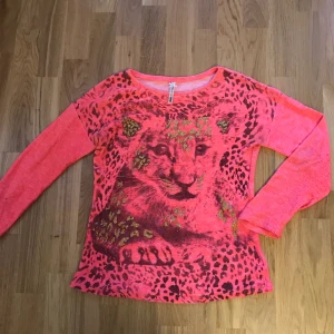 Tunn stickad tröja! - Jätte fin tröja. Trycket på tröjan är väldigt snygg, en lite mer tjock material på tröjan men den är tunnare än stickade tröjor. Sitter perfekt på en M! Kan tänka mig att sänka priset vid snabb affär! 