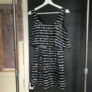 Klänning  - Mönstrad klänning från Rut & circle. Står 40 men den är som en 38 imo. Köpare står för frakt 👯‍♂️🌸  