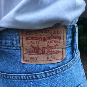 Levis shorts - Ett par vintage SUPERSKÖNA shorts från Levis! Högmidjade och lite längre. Sitter perfekt på mig som är M. 🌷 Kan fraktas. Betalning sker via Swish 🌷