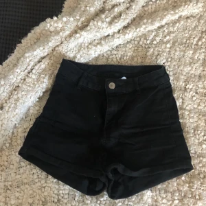 svarta jeansshorts - knappt använda svarta jeansshort från h&m, stretchiga och bekväma. den som vill köpa står för frakten, men priset går att diskuteras! kontakta vid intresse🥰