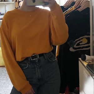snygg gul monki sweatshirt - en jättemysig sweatshirt från monki med fin varm gul färg! lite oversized på mig då jag köpte stl m. broderar gärna något valfritt för lite extra betalt! köparen står själv för frakten men priset kan diskuteras. kontakta mig vid intresse!🥰