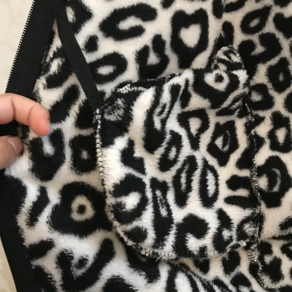 Vit, svart Leopard tröja som är super skön och har fickor. Fickan går in på insidan, syns på bild 3 med det känns inte. Storlek S men passar mer en XS. Tröjor & Koftor.