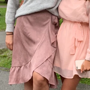 Långkjol - Långkjol den neo noir. Nypris 699kr. Använd 2 gånger. På bilden ser den smutsig men hade bara varit ute i regnet.