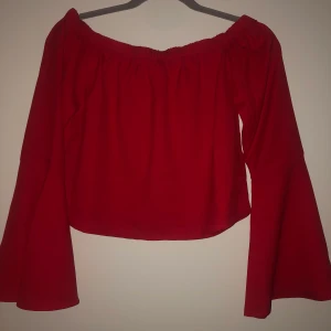 Blus från NAKD - Jättefin somrig röd off shoulder blus från NAKD med vida armar. Kan mötas.