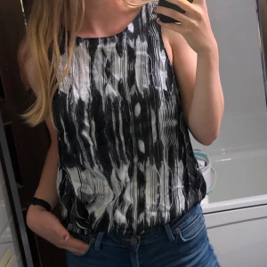 NYTT LINNE - Helt nytt linne med lapp kvar! En extra silvrig knapp (som på bild 2) medföljer. Skitsnyggt att ha både till vardag och fest. Köparen står för frakten💘