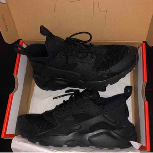 Nike Huarache Ultra Breathe - Säljer nu mina Nike Hurache som jag köpte för 3 månader sen. Använda minst 5 gånger. Ny skick. Storlek 37. Kan tänka mig sänka priset vid snabb affär.