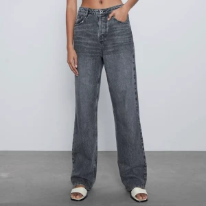 Zara jeans - Intressekoll på mina eftertraktade jeans från Zara som är slutsålda. Har själv klippt av ca 1cm nertill. Jag är 167 cm lång, se andra bilden för att se hur längden är på mig. Dem är använda ett fåtal gånger och är i bra skick 💞