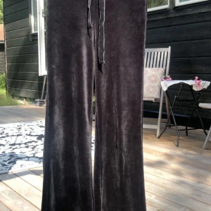 velour byxor lindex - säljer mina suuupersköna favvo byxor från lindex i stl xs men passar S oxå (och mig som brukar ha M i jeans). använda några gånger och sååå mjuka. helt felfria! köparen står för eventuell frakt 💓 nypris: 350 pris kan alltid diskuteras 