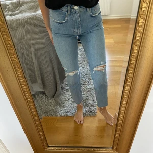 Zara jeans - Jeans från zara i storlek 34 med slitningar🥰 säljer för 250 inkl frakten, sitter snyggt på och bekväma! Jag är 165 cm lång🥰
