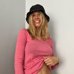 Rosa tröja från DKNY! - Rosa V-Neck från DKNY! Väldigt skön och knappt använd. Fin rosa färg och sitter bra på!